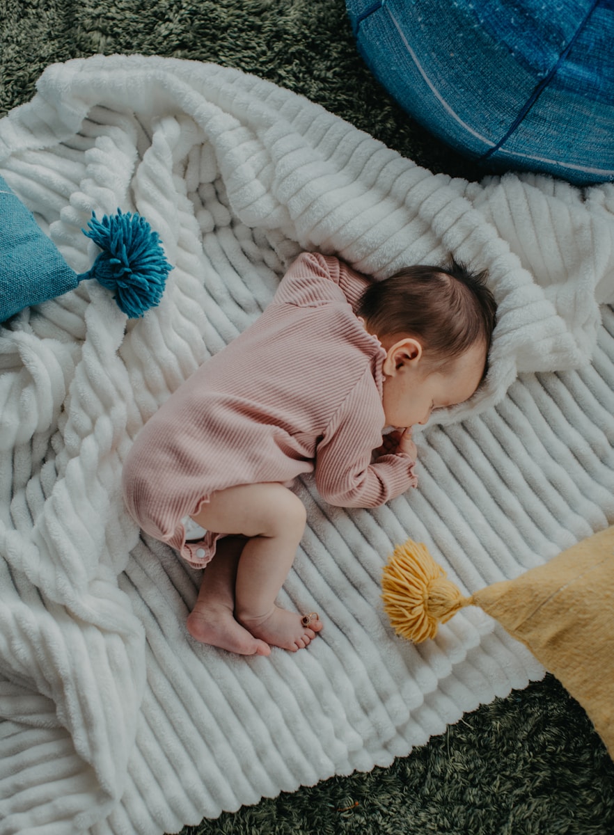 Comment faire dormir un bébé qui a mal aux dents : solutions douces